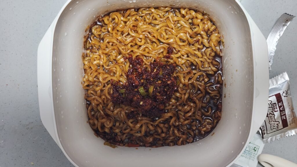 adding-chili-oil-to-microwave-chapagetti